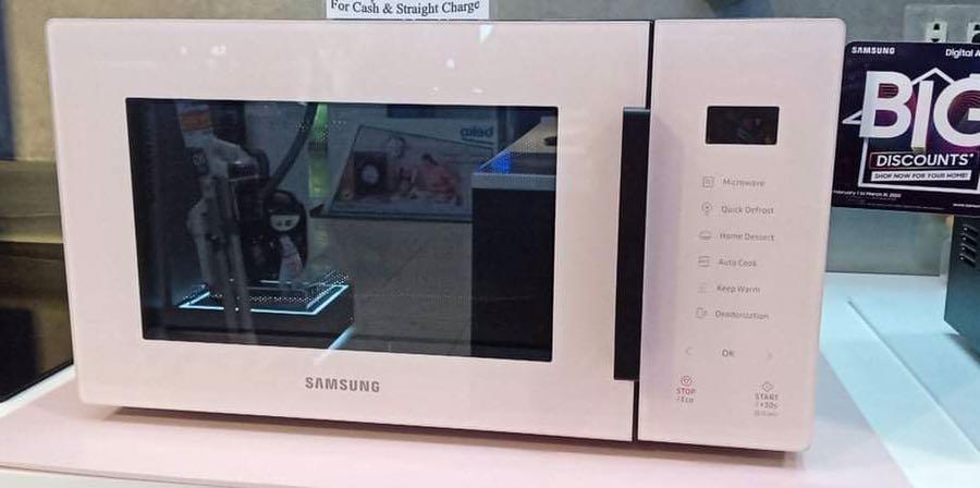 SAMSUNG BESPOKE MICROWAVE OVEN (Category: Ovens & Toasters) located in Quezon City. Submitted by annys.online (Listing ID 1145932080, Image 1). Description: SAMSUNG BESPOKE MICROWAVE OVEN * Stylish Design * Triple Distribution System * Home Dessert Function * Quick Defrost 👉 SAMSUNG MICROWAVE OVEN MS23T5018AP TC COLOR PINK SRP 7,695 CASH 6,700 MS23T5018AW TC WHITE SRP 7,695 CASH 6,700 Brand new and sealed with warranty and receipt 7 days outrigh
