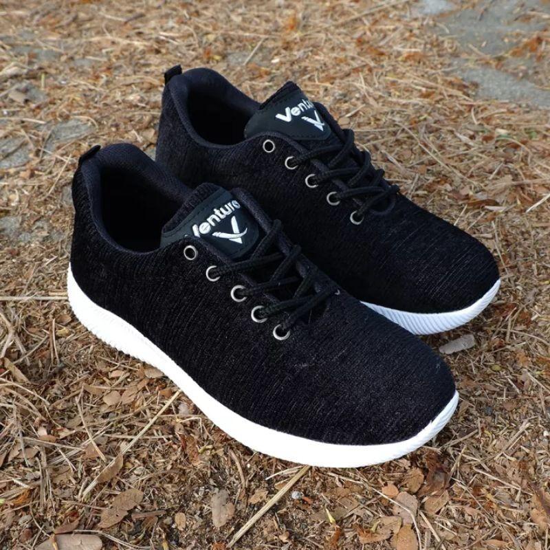 SEPATU OLAHRAGA PRIA HITAM VENTURA VYML-022 Warna: Hitam Full, Hitam