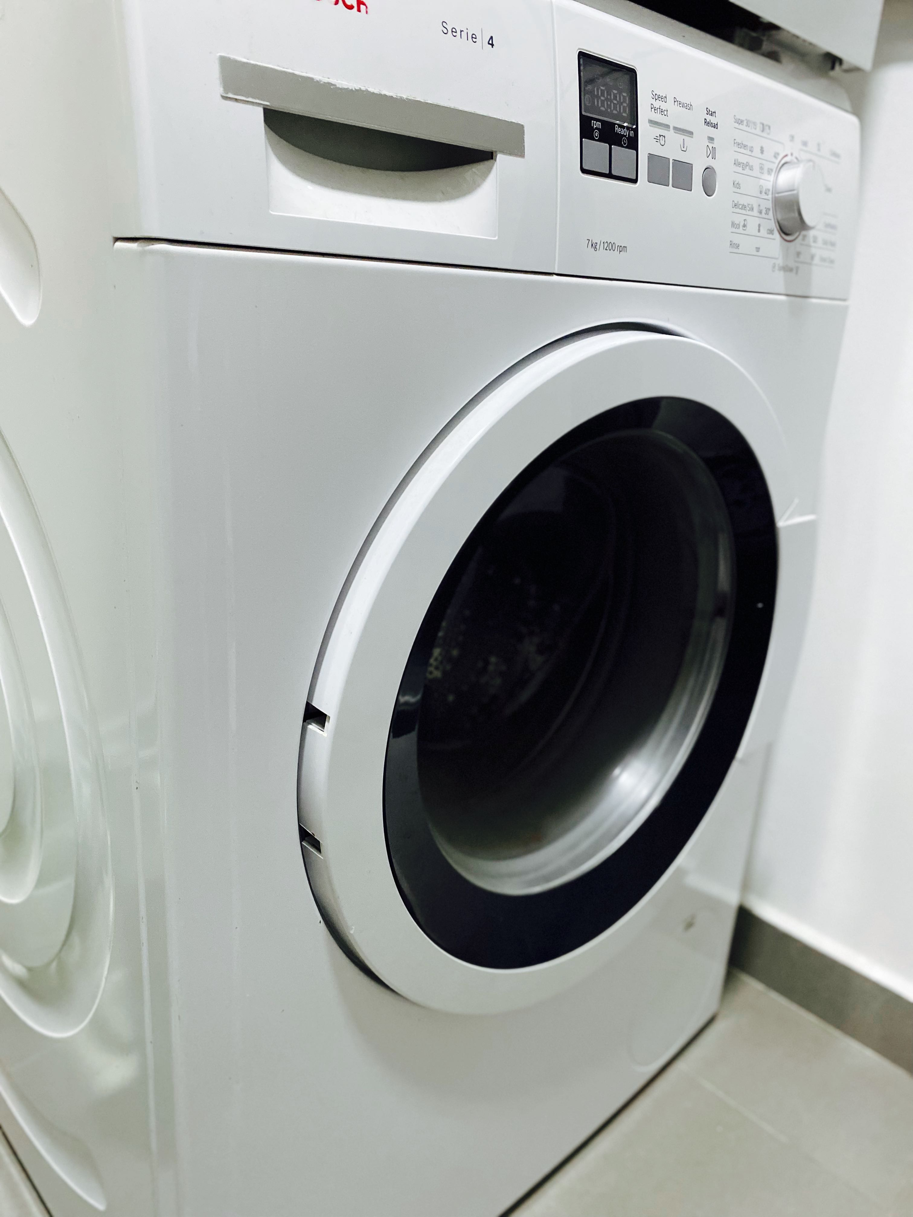 Bosch Serie 4 Washing machine, front loader 7 kg 1000 rpm WAK20060SG