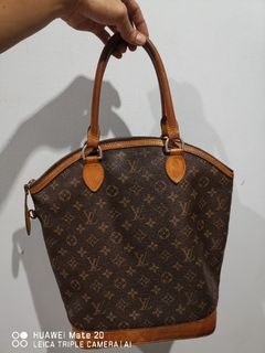 (Category: ) located in . Submitted by Handbags_90 (Listing ID 1146140160, Image 1). Description: .