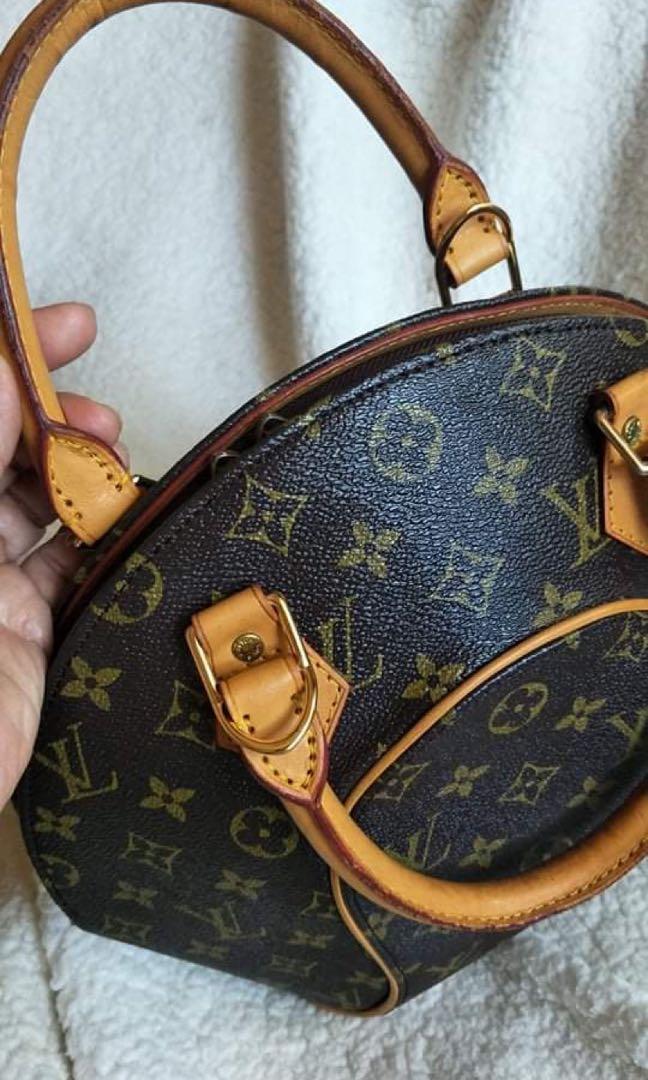 Louis Vuitton / LV Ellipse Handbag (Category: Luxury Bags & Wallets) located in San Fernando. Submitted by jalexaaah (Listing ID 1146088014, Image 2). Description: Ang sosyal nitey mga sis!! Looks yayamanin ka ganern 😍 Super pretty 😩 What u see is what u get.