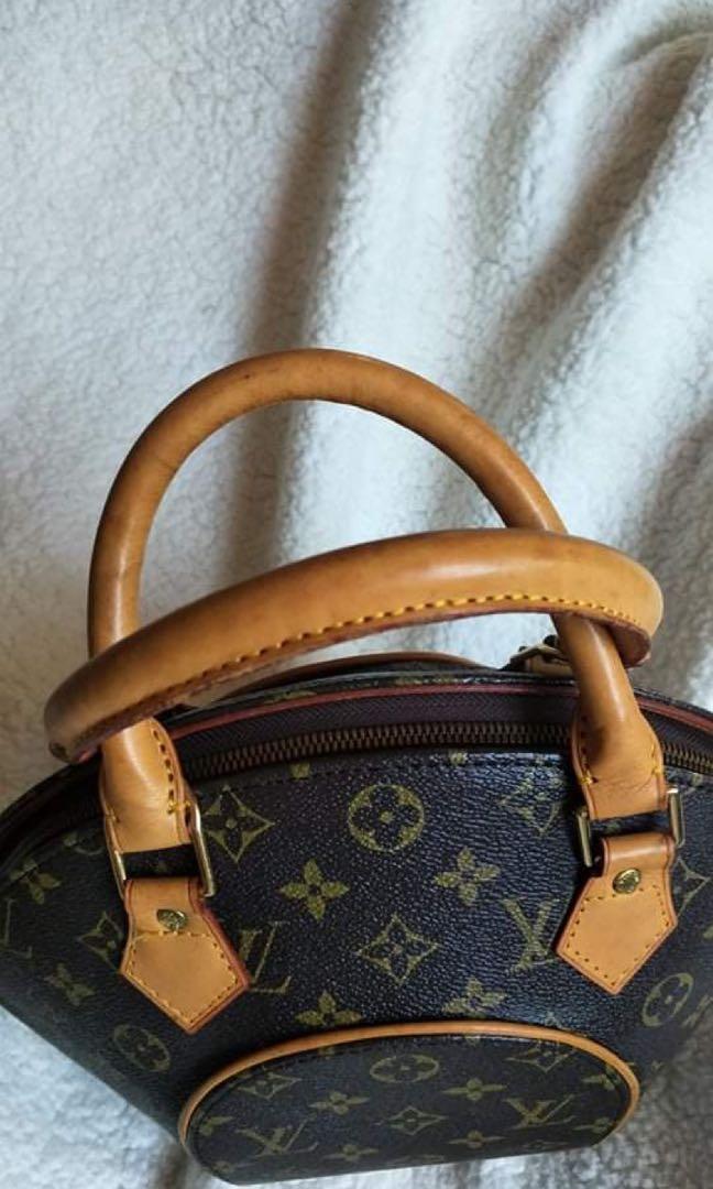 Louis Vuitton / LV Ellipse Handbag (Category: Luxury Bags & Wallets) located in San Fernando. Submitted by jalexaaah (Listing ID 1146088014, Image 3). Description: Ang sosyal nitey mga sis!! Looks yayamanin ka ganern 😍 Super pretty 😩 What u see is what u get.