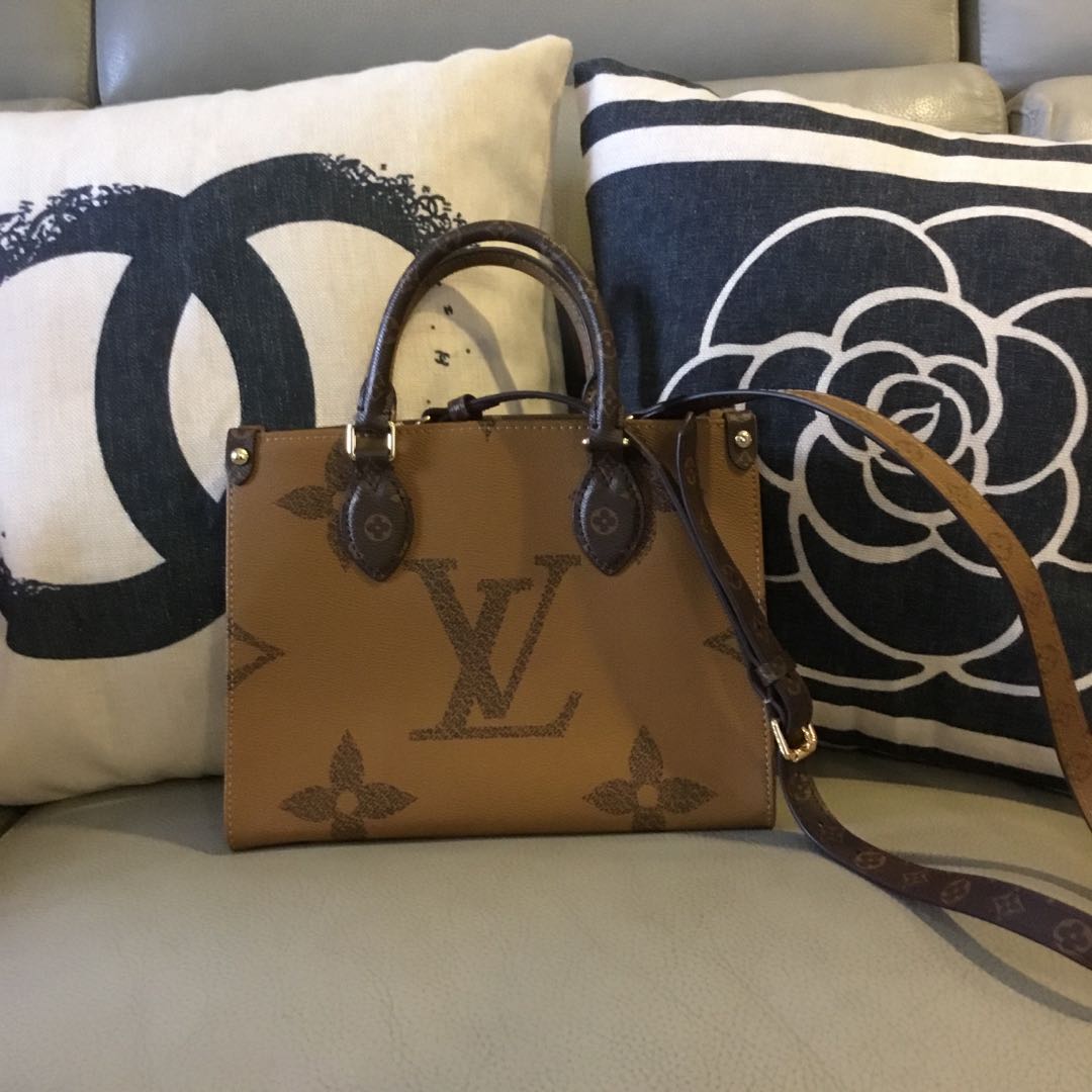 Louis Vuitton LV Onthego PM Black, Luxury, Bags & Wallets on Carousell