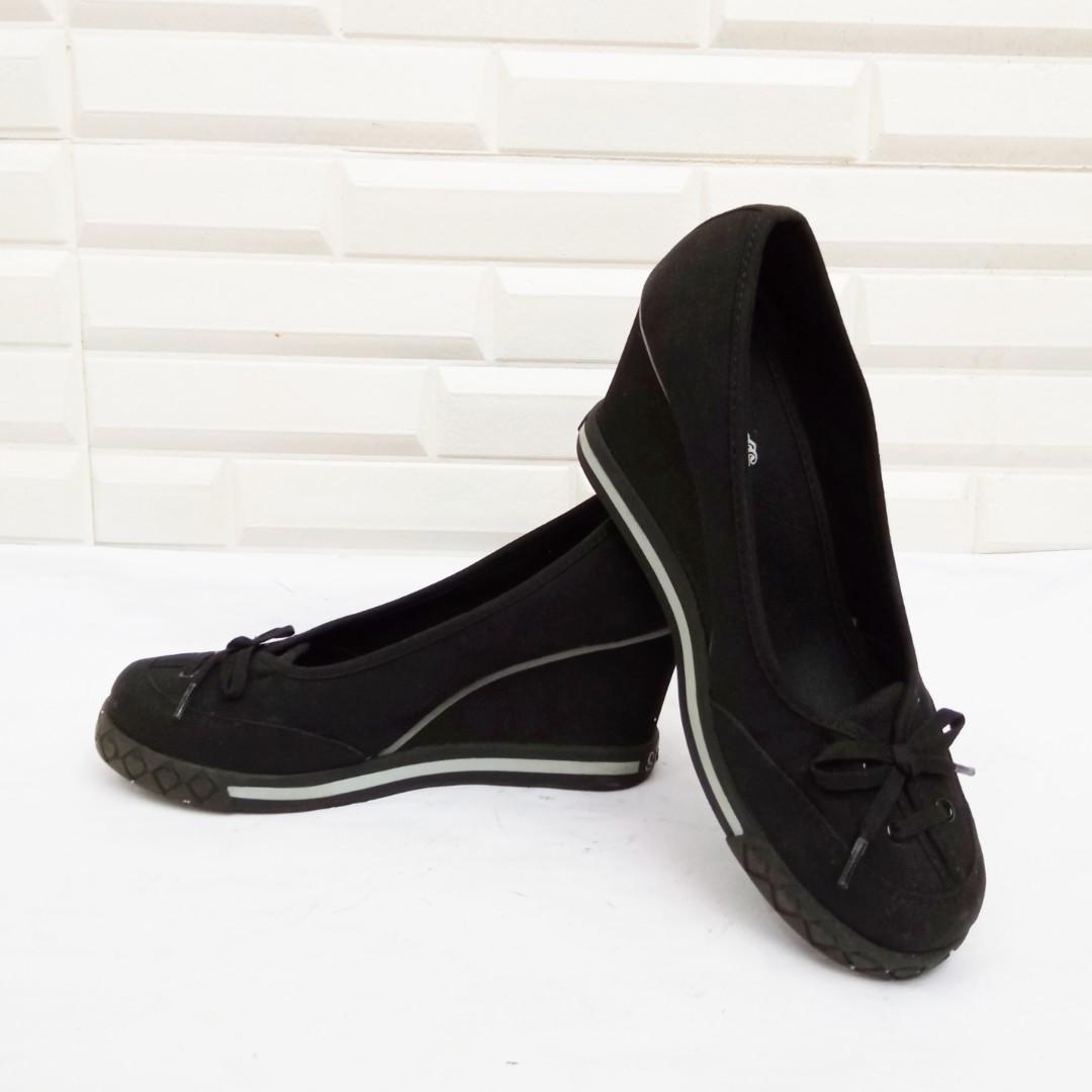 Skechers black wedge shoes top