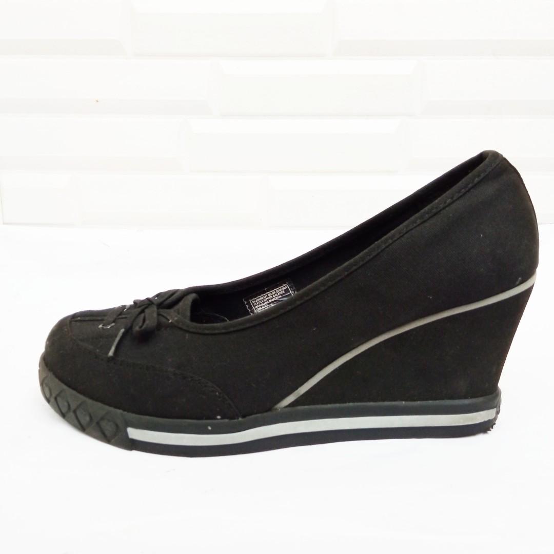 Skechers online black wedges