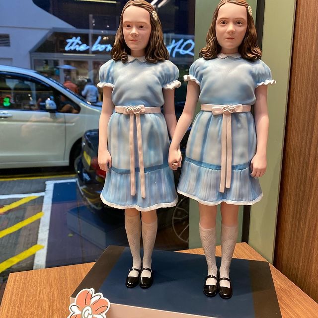 THE SHINING GRADY TWINS STATUE, 興趣及遊戲, 玩具& 遊戲類- Carousell