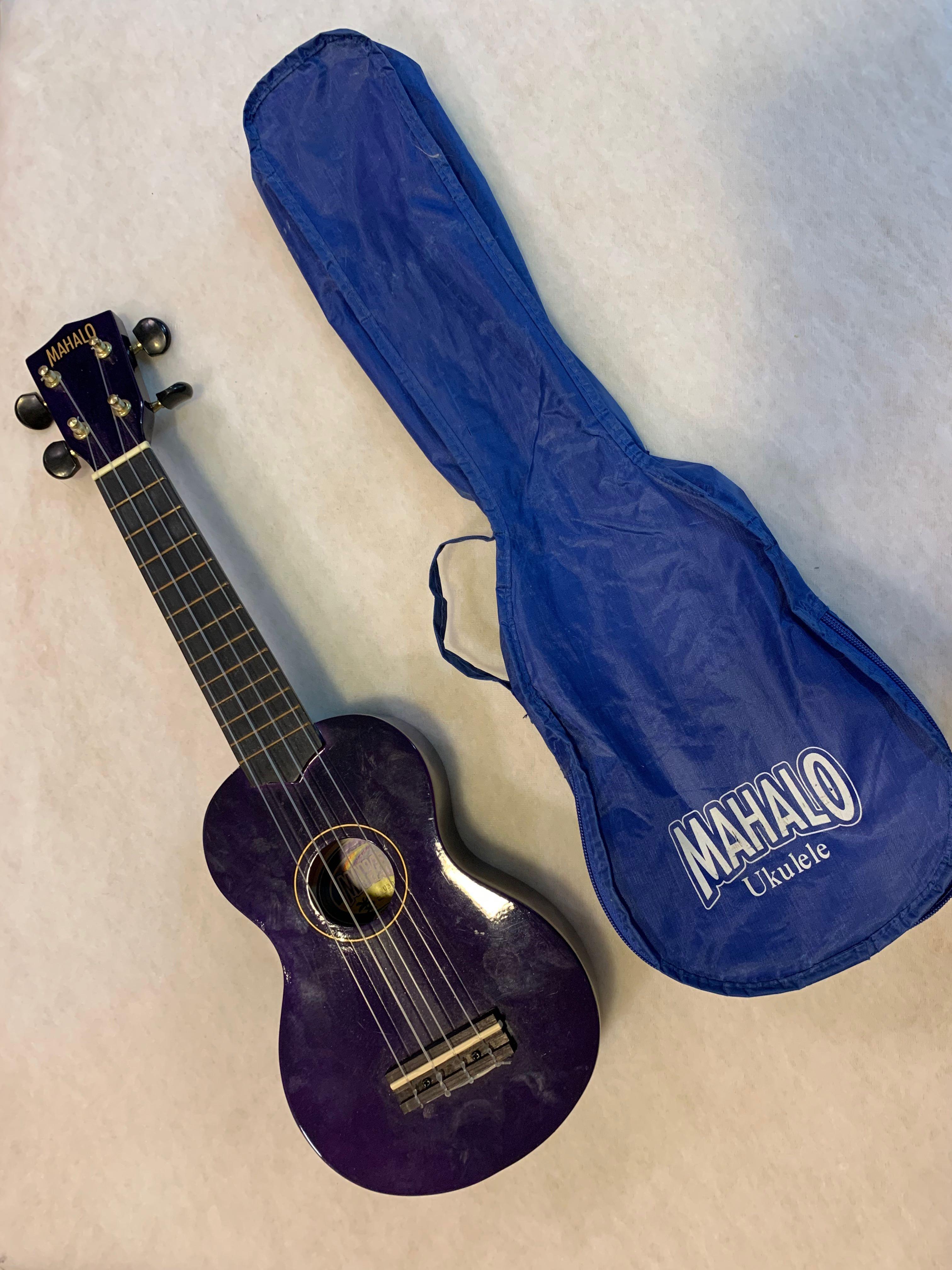 Ukulele Mahalo + carrying case, Hobbies & Toys, Music & Media