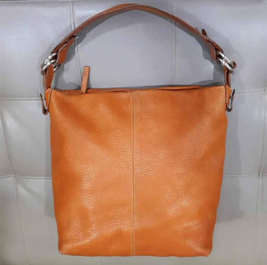 Vera Pelle Large Hobo Bag (Category: Luxury Bags & Wallets) located in Taguig. Submitted by esa.agustin (Listing ID 1146156815, Image 1). Description: Original Vera Pelle brown orange leather hobo bag. Made in Italy..