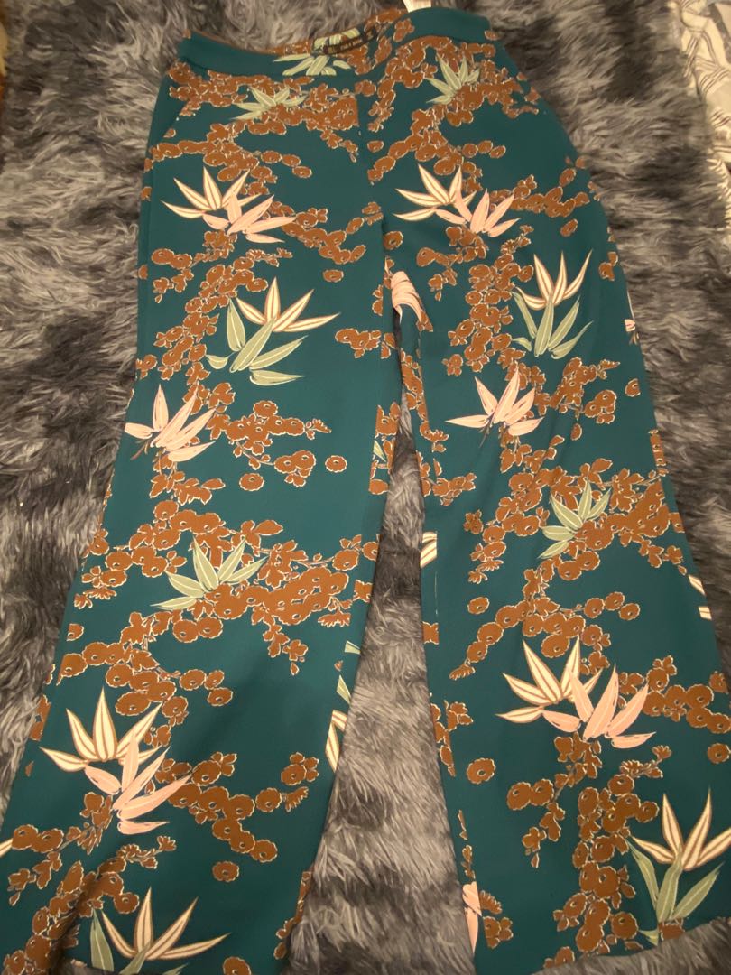 Zara floral green pants, Women's Fashion, Bottoms, Other Bottoms on