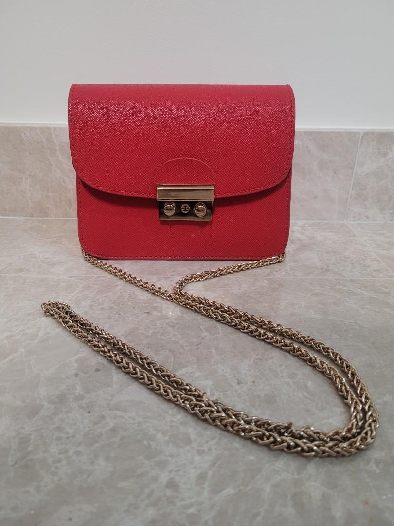 Red crossbody bag with top gold chain