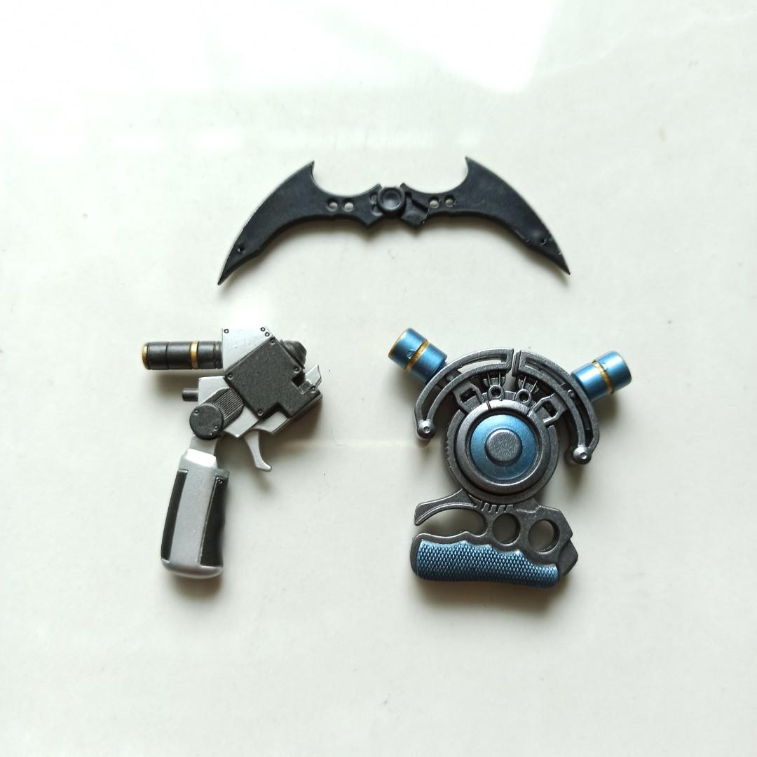 HOT TOYS ARKHAM CITY BATMAN 1 6 SCALE BATARANG AND GADGETS