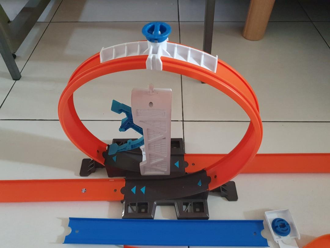 Lintasan hot wheel store