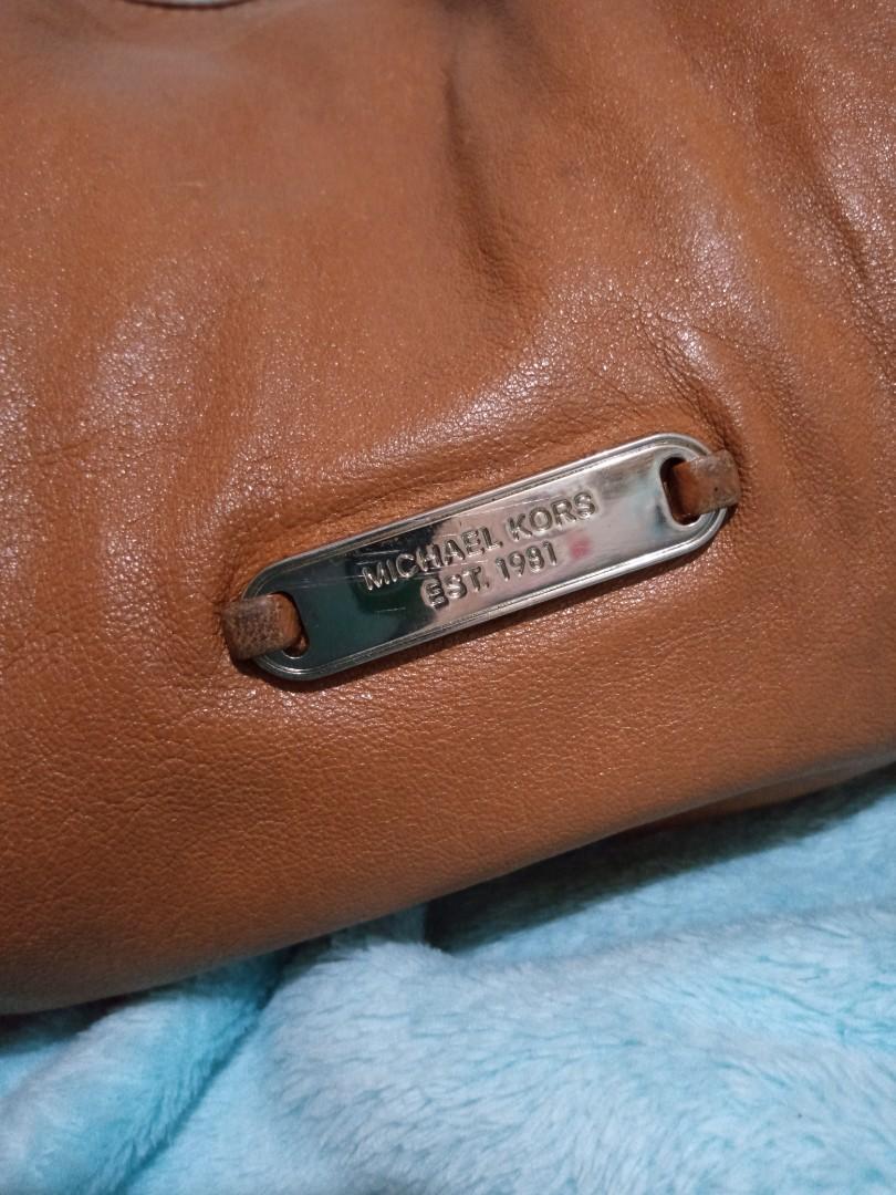 Michael Kors Hobo Bag (Category: Luxury Bags & Wallets) located in Rizal. Submitted by allaboutbeautythings (Listing ID 1146301209, Image 3). Description: Original Preloved Michael Kors Flaw: please see pictures. oxidation on handle, some fading Color: Brown.