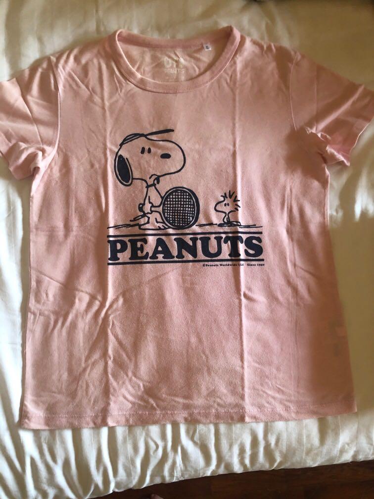 Uniqlo Pink Peanuts Snoopy Tshirt (Category: Shirts) located in Muntinlupa City. Submitted by g3yser (Listing ID 1146210845, Image 1). Description: size M on tag! great condition :) .