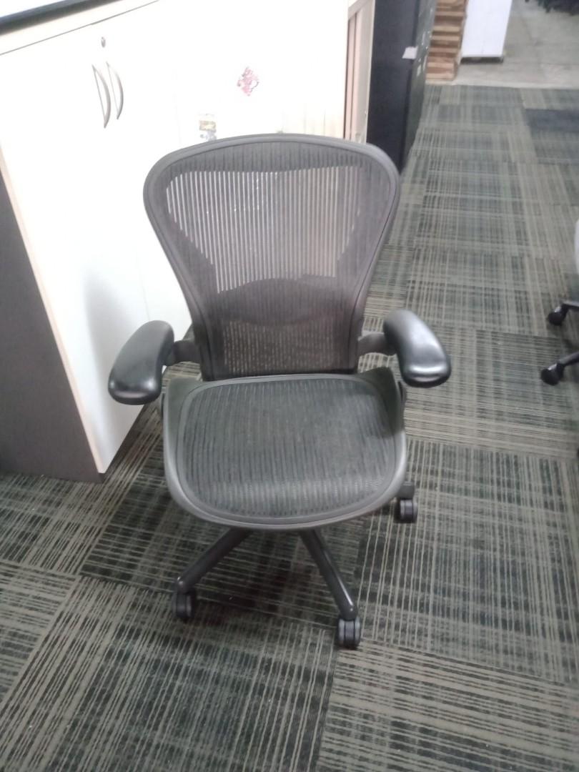 Basic and full load aeron chair used furniture for sale view to offer