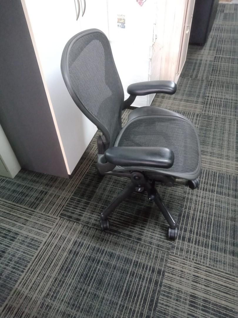 Basic and full load aeron chair used furniture for sale view to offer