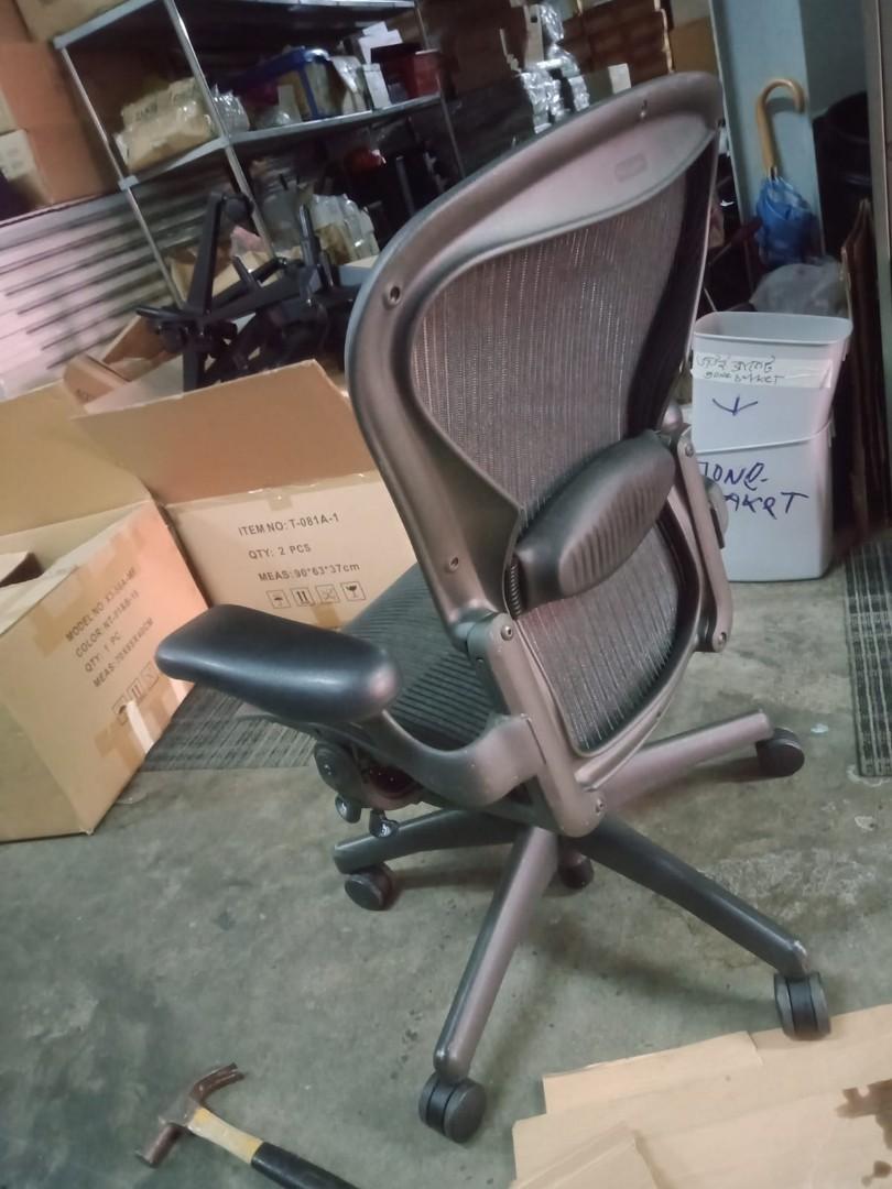 Basic and full load aeron chair used furniture for sale view to offer