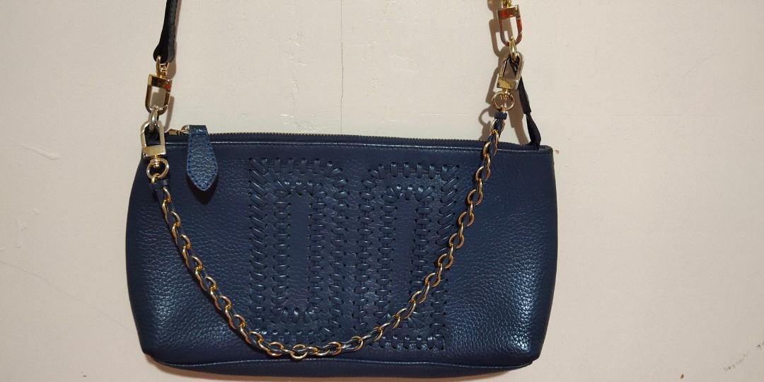 Daks 2 way bag (Category: Cross-body Bags) located in Taguig. Submitted by glaigee (Listing ID 1141467602, Image 3). Description: Daks 2 way bag. Can be kili bag or sling bag. Made of leather. Navy blue color. Well used. slightly negotiable.