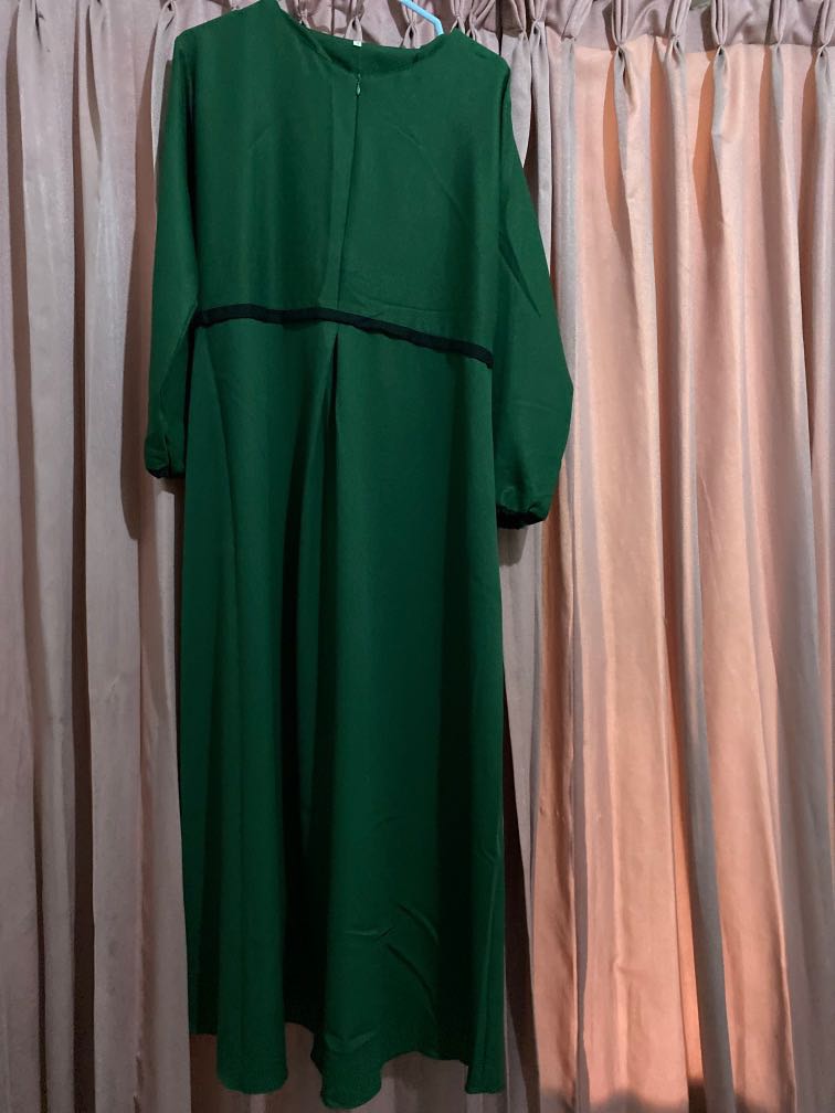 Gamis warna hijau botol, Fesyen Wanita, Muslim Fashion, Gaun di Carousell