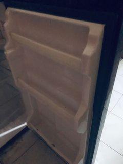 kulkas sharp 1 pintu warna merah