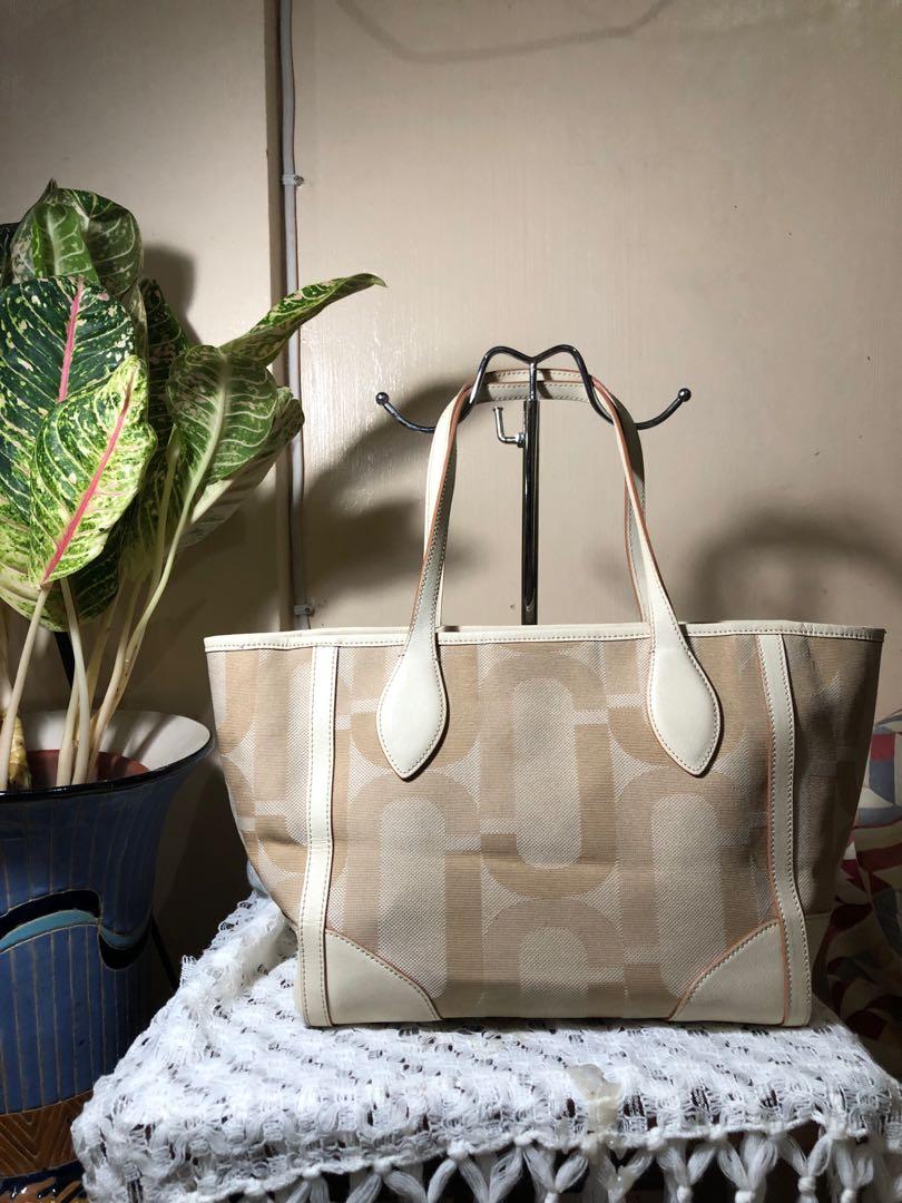 Louis Quatorze (Category: Luxury Bags & Wallets) located in Polangui. Submitted by xhovalenciano (Listing ID 1141447937, Image 1). Description: Canvass leather .