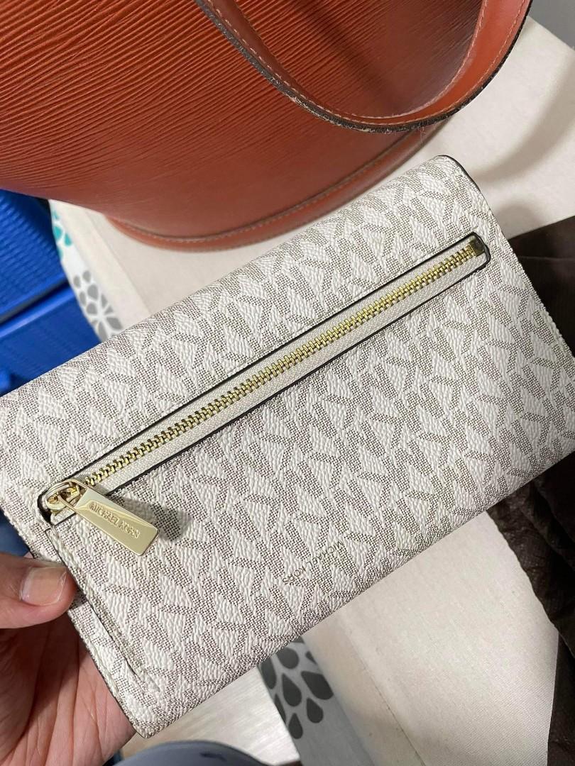 MK Jet Set Wallet LG Trifold (Category: Luxury Bags & Wallets) located in Paranaque City. Submitted by musttryshop_08 (Listing ID 1141338388, Image 2). Description: MK Jet Set Wallet LG Trifold Preloved- used 5x In very good condition Selling at 4000 Free shipping.