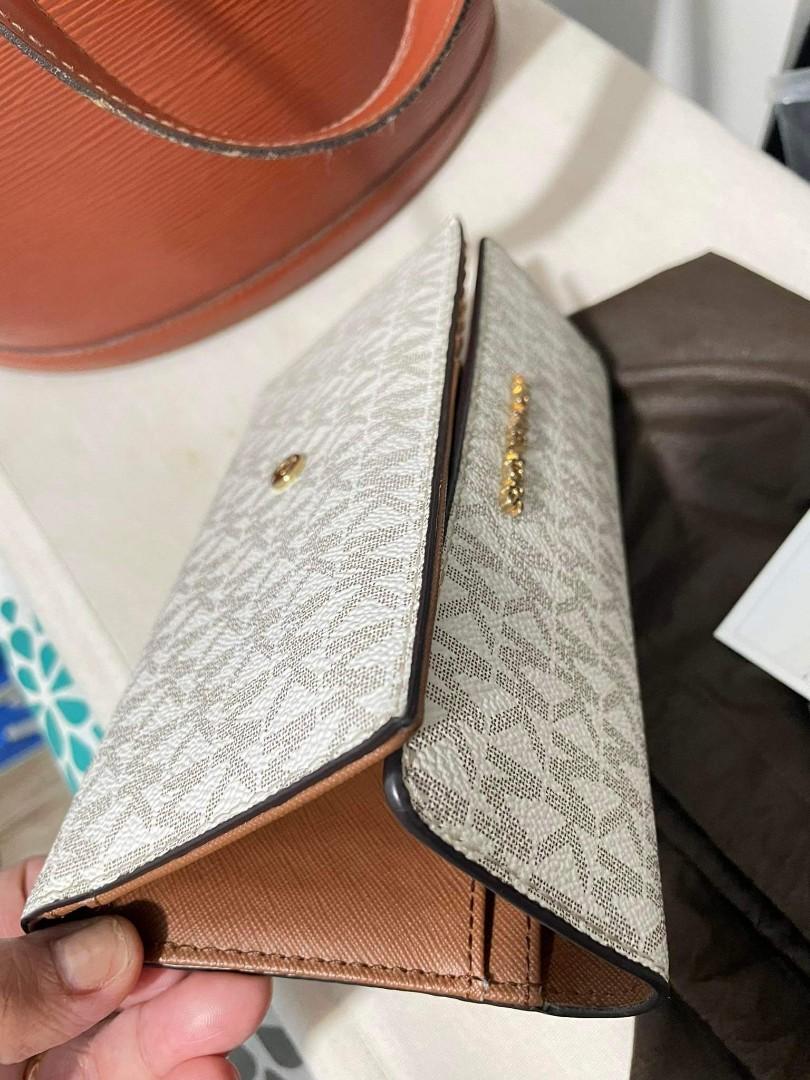 MK Jet Set Wallet LG Trifold (Category: Luxury Bags & Wallets) located in Paranaque City. Submitted by musttryshop_08 (Listing ID 1141338388, Image 1). Description: MK Jet Set Wallet LG Trifold Preloved- used 5x In very good condition Selling at 4000 Free shipping.