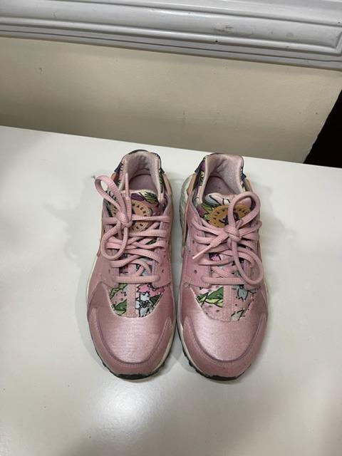 Nike huarache pink floral discount