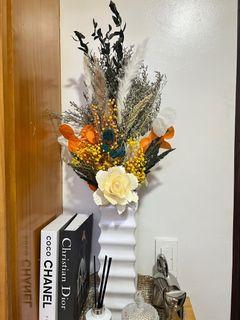 Rustic dried flowers arrangement with vase