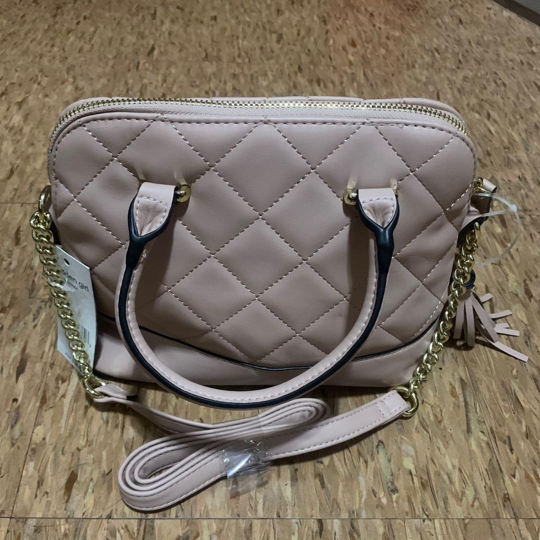 Steve Madden Bag (Category: Shoulder Bags) located in Quezon City. Submitted by carousel1675 (Listing ID 1141345512, Image 2). Description: Brand New Steve Madden Bag Payment via Gcash/ BPI / BDO I ship via LBC shoulder of buyer Length is 11” Height is 8” .