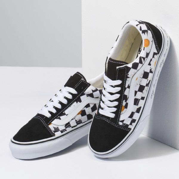 Checkered vans hotsell with daisies