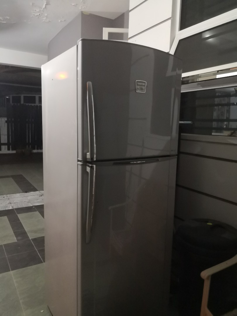 Free faulty fridge Johor bahru, TV & Home Appliances, Kitchen