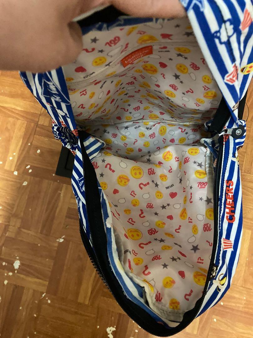 KIPLING BACKPACK （分類：手袋及銀包）位於 Hong Kong。 由 ry8838 提交（商品編號 1141627669，圖片 3）。簡介： 全新 100%真貨 多格數，袋側2邊有細袋可裝雜物。