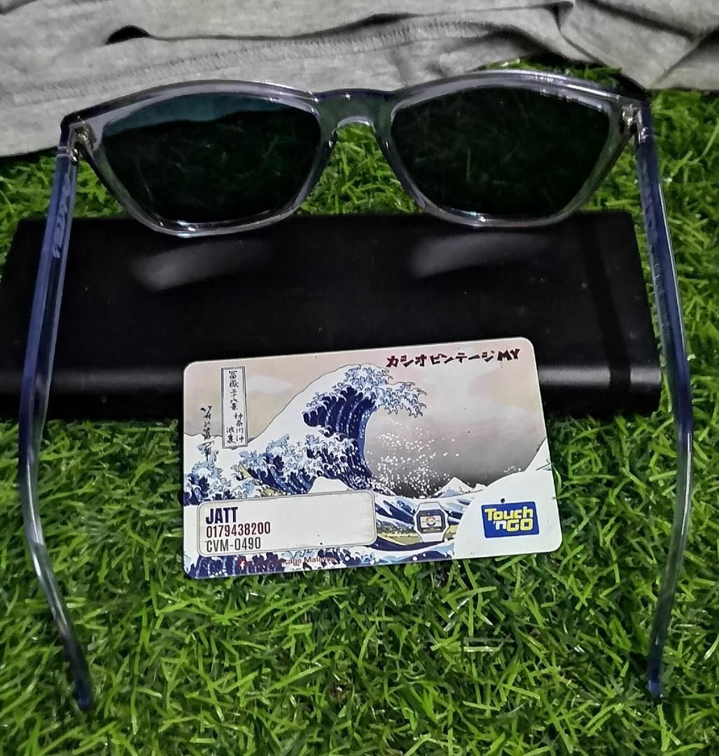 Oakley Frogskins 1st generation, Men's Fashion, Watches & Accessories,  Sunglasses & Eyewear on Carousell