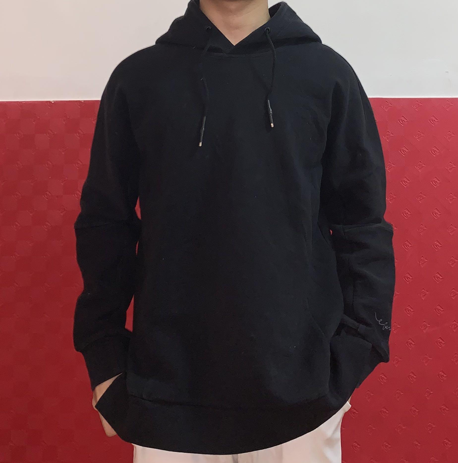 Unisex Plain Black Comfy Hoodie (Category: Coats, Jackets and Outerwear) located in Valenzuela. Submitted by gavgav21 (Listing ID 1141648762, Image 2). Description: Model weight 54kg Model height 5'4 Good for 5'3, 5'5, 5'6, 5'7 Unisex Plain Black Comfy Hoodie We can use Shopee Checkout for cheaper shipping fee😁.