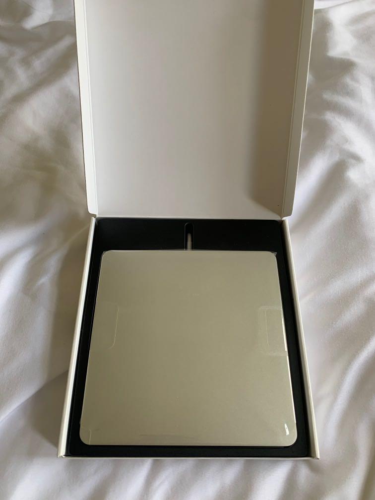 Apple USB SuperDrive (Category: Hard Disks & Thumbdrives) located in Makati City. Submitted by shopgelgel (Listing ID 1141747578, Image 2). Description: Only opened and tried once 🤍 Extremely good as brand new 💯 See photos for exact details (compatibility, etc.) .
