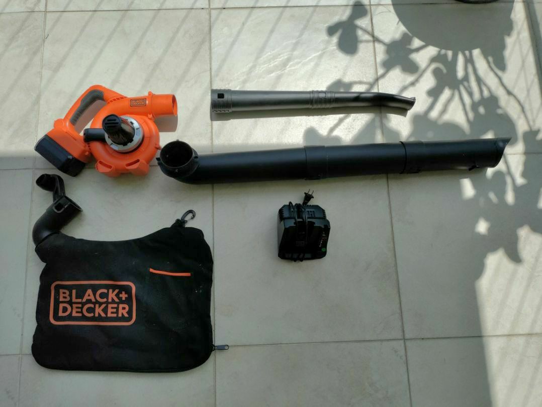 Black & Decker Leaf blower/ vacuum / shredder with battery and charger