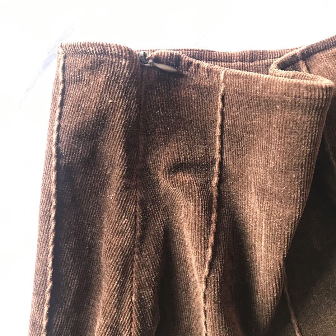 Brown Corduroy Skirt (Category: Skirts) located in San Pedro. Submitted by smolambean (Listing ID 1141710006, Image 2). Description: •barely used •fits 26-27 .