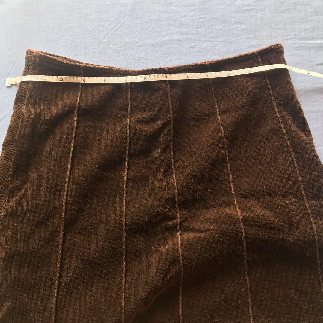 Brown Corduroy Skirt (Category: Skirts) located in San Pedro. Submitted by smolambean (Listing ID 1141710006, Image 3). Description: •barely used •fits 26-27 .