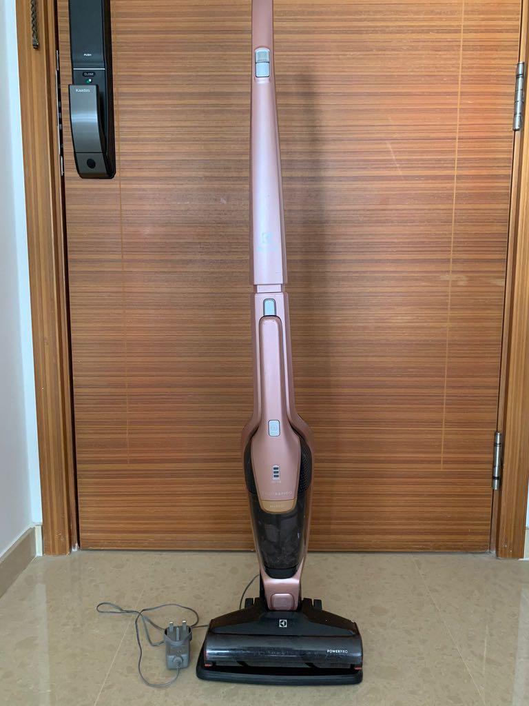 Electrolux ZB3414AK stand vacuum cleaner, TV & Home Appliances, Vacuum