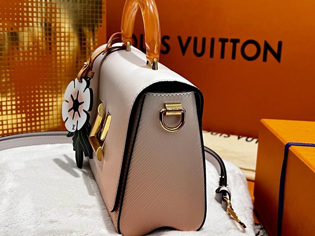 Louis Vuitton Twist MM Brume, Women's Fashion, Bags & Wallets, Shoulder Bags  on Carousell