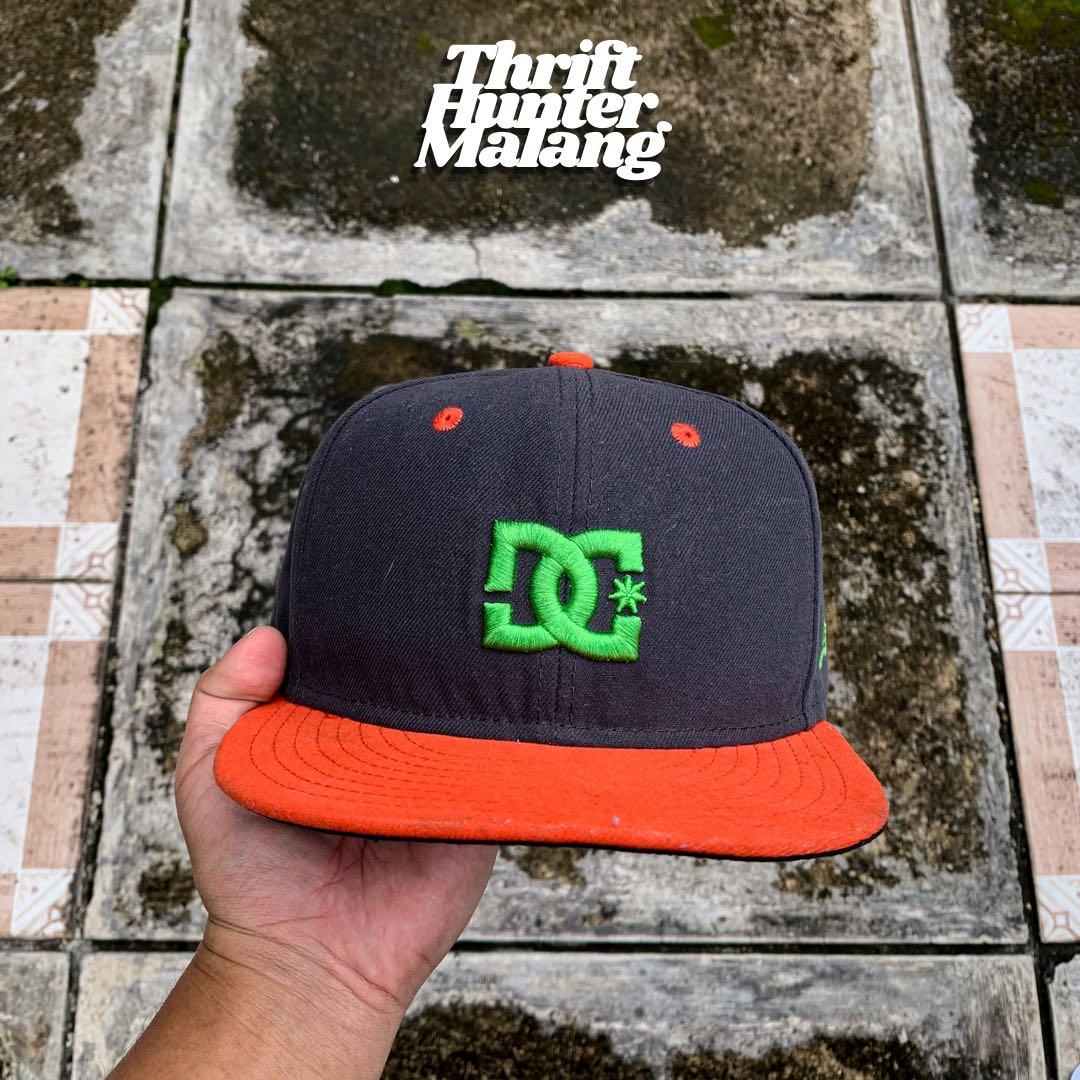 Topi New Era x DC Shoes USA 5950 2 Ton Colours Snapback With Neon Logo DC,  Fesyen Pria, Aksesoris, Topi di Carousell