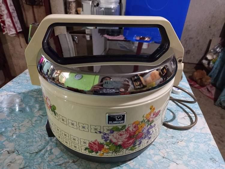 Zojirushi rice/ food warmer (Category: Dinnerware & Cutlery) located in San Pablo. Submitted by tailz_and_wacko (Listing ID 1141778078, Image 1). Description: zojirushi food warmer from japan..110 volts.