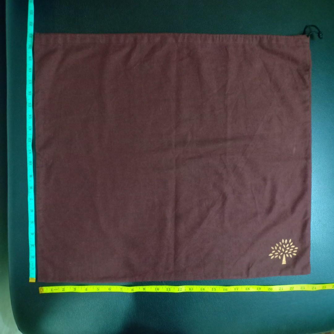 Authentic Mulberry Dust bag 21x21 inches (Category: Luxury Bags & Wallets) located in Binangonan. Submitted by jfluxury.co (Listing ID 1142071207, Image 2). Description: excellent condition no flaws bought in Japan 🇯🇵 H-21 inches X W-21 inches 💯% guaranteed authentic.🙂 money back kapag fake po.🙂 clean and ready to use na.🙂.