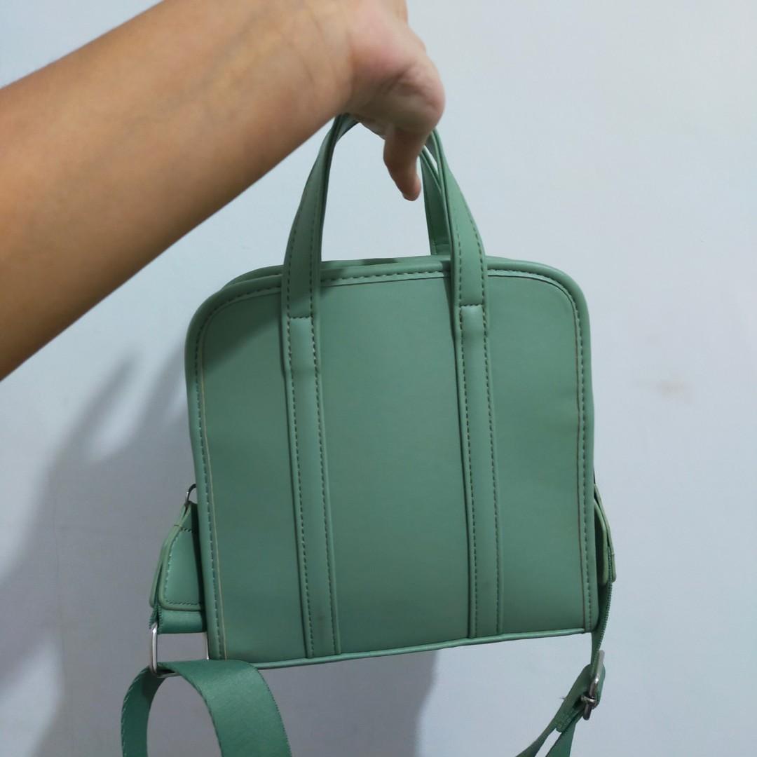parisian y2k sling baguette bag (Category: Luxury Bags & Wallets) located in Cavite. Submitted by rosstedt (Listing ID 1142021630, Image 1). Description: Never been used! still has the tag on it. Bought this in SM (Parisian) Message me for the lp!!.