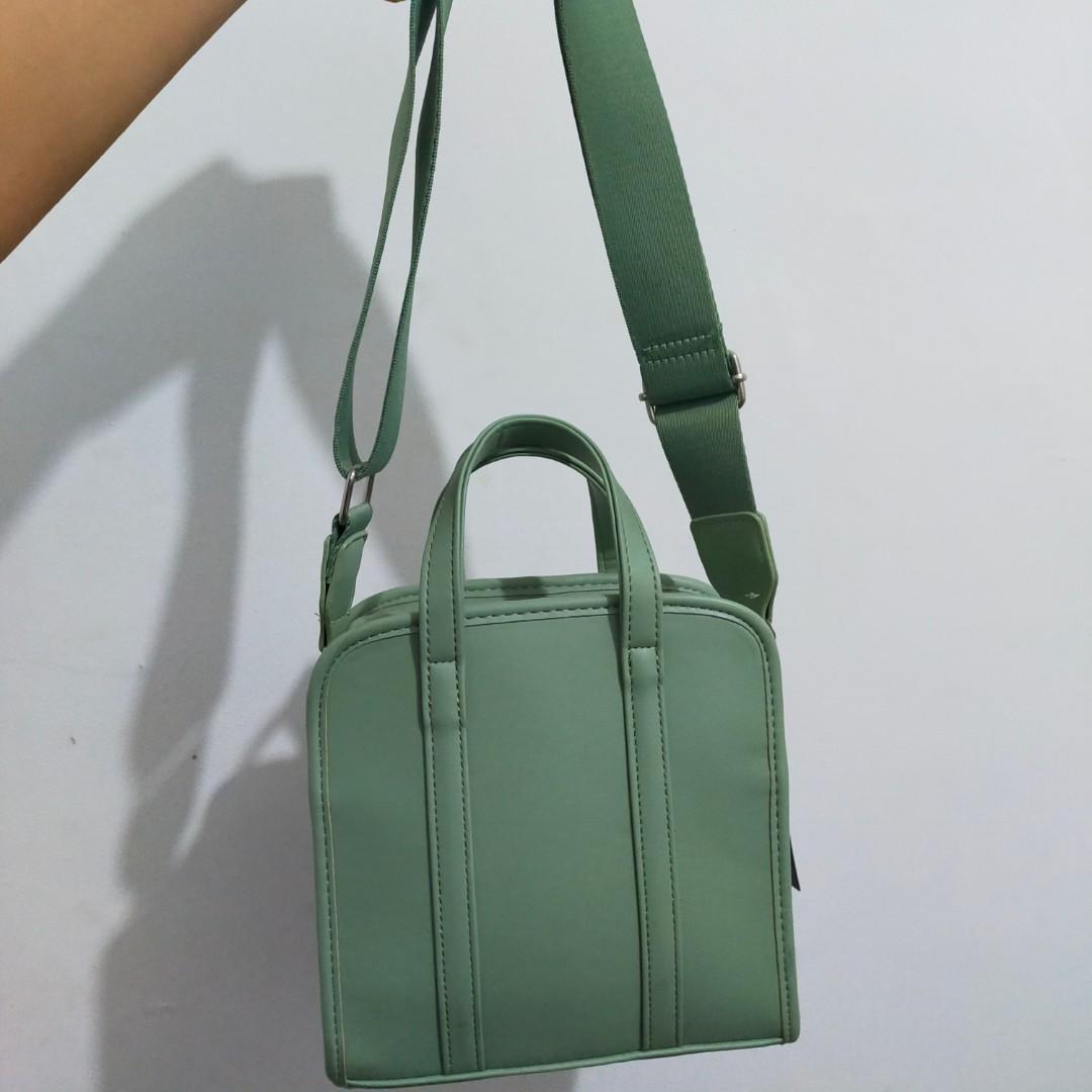 parisian y2k sling baguette bag (Category: Luxury Bags & Wallets) located in Cavite. Submitted by rosstedt (Listing ID 1142021630, Image 2). Description: Never been used! still has the tag on it. Bought this in SM (Parisian) Message me for the lp!!.