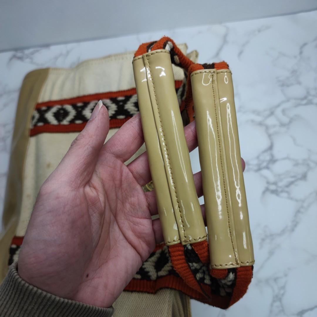 Tb （分類：單肩包）位於 Hong Kong。 由 koomastyle 提交（商品編號 1142081021，圖片 5）。簡介： 產品名稱：Tb handbag ›歡迎你到同名ig (@koomastyle) 可以睇到更多items‹ 新舊程度 (因人而異)：75% new *整體一般使用痕跡，有污，但正常使用無問題 顏色：米色 產品尺寸 (人手量度有可能存在1-2cm 誤差)：31.5CM X 27CM *可參考圖10有埋生活物品對比圖 配件：-- 簡介：經典logo，輕便實用，大容量好裝野 記得幫忙睇曬10張相同文字描述喔，用左好多心機影同寫清楚的🙂🙏🏻。