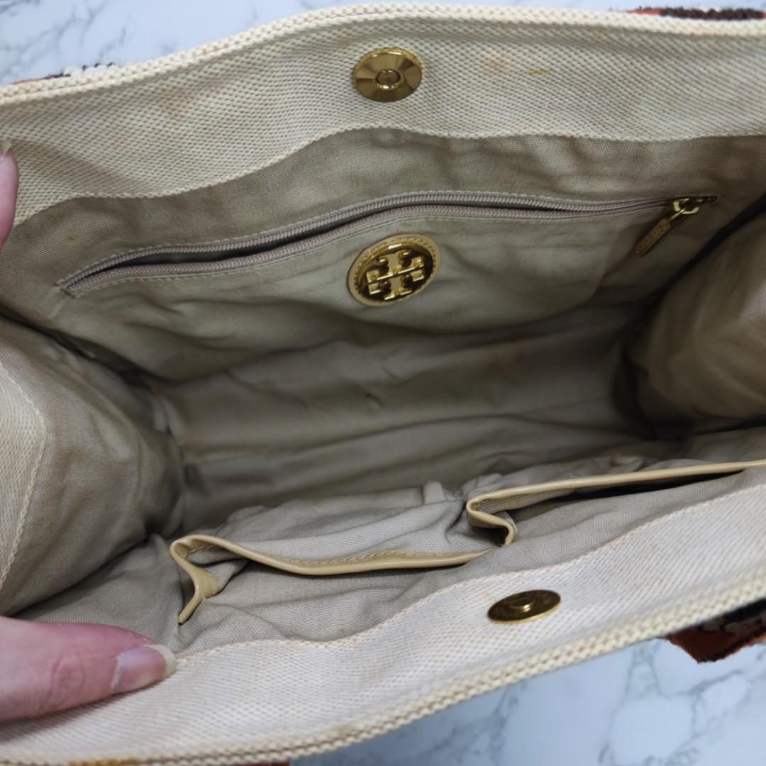 Tb （分類：單肩包）位於 Hong Kong。 由 koomastyle 提交（商品編號 1142081021，圖片 8）。簡介： 產品名稱：Tb handbag ›歡迎你到同名ig (@koomastyle) 可以睇到更多items‹ 新舊程度 (因人而異)：75% new *整體一般使用痕跡，有污，但正常使用無問題 顏色：米色 產品尺寸 (人手量度有可能存在1-2cm 誤差)：31.5CM X 27CM *可參考圖10有埋生活物品對比圖 配件：-- 簡介：經典logo，輕便實用，大容量好裝野 記得幫忙睇曬10張相同文字描述喔，用左好多心機影同寫清楚的🙂🙏🏻。