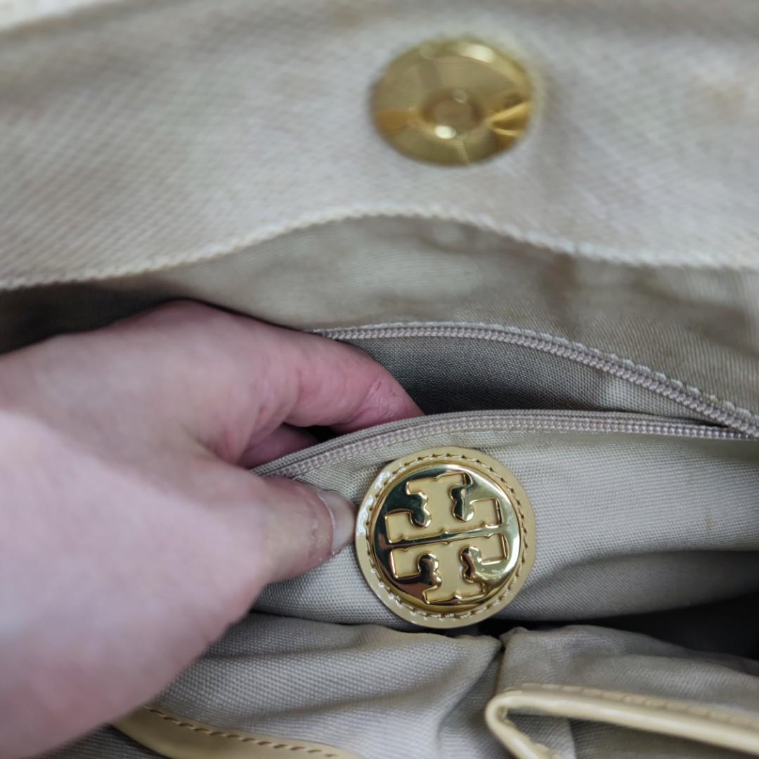 Tb （分類：單肩包）位於 Hong Kong。 由 koomastyle 提交（商品編號 1142081021，圖片 9）。簡介： 產品名稱：Tb handbag ›歡迎你到同名ig (@koomastyle) 可以睇到更多items‹ 新舊程度 (因人而異)：75% new *整體一般使用痕跡，有污，但正常使用無問題 顏色：米色 產品尺寸 (人手量度有可能存在1-2cm 誤差)：31.5CM X 27CM *可參考圖10有埋生活物品對比圖 配件：-- 簡介：經典logo，輕便實用，大容量好裝野 記得幫忙睇曬10張相同文字描述喔，用左好多心機影同寫清楚的🙂🙏🏻。