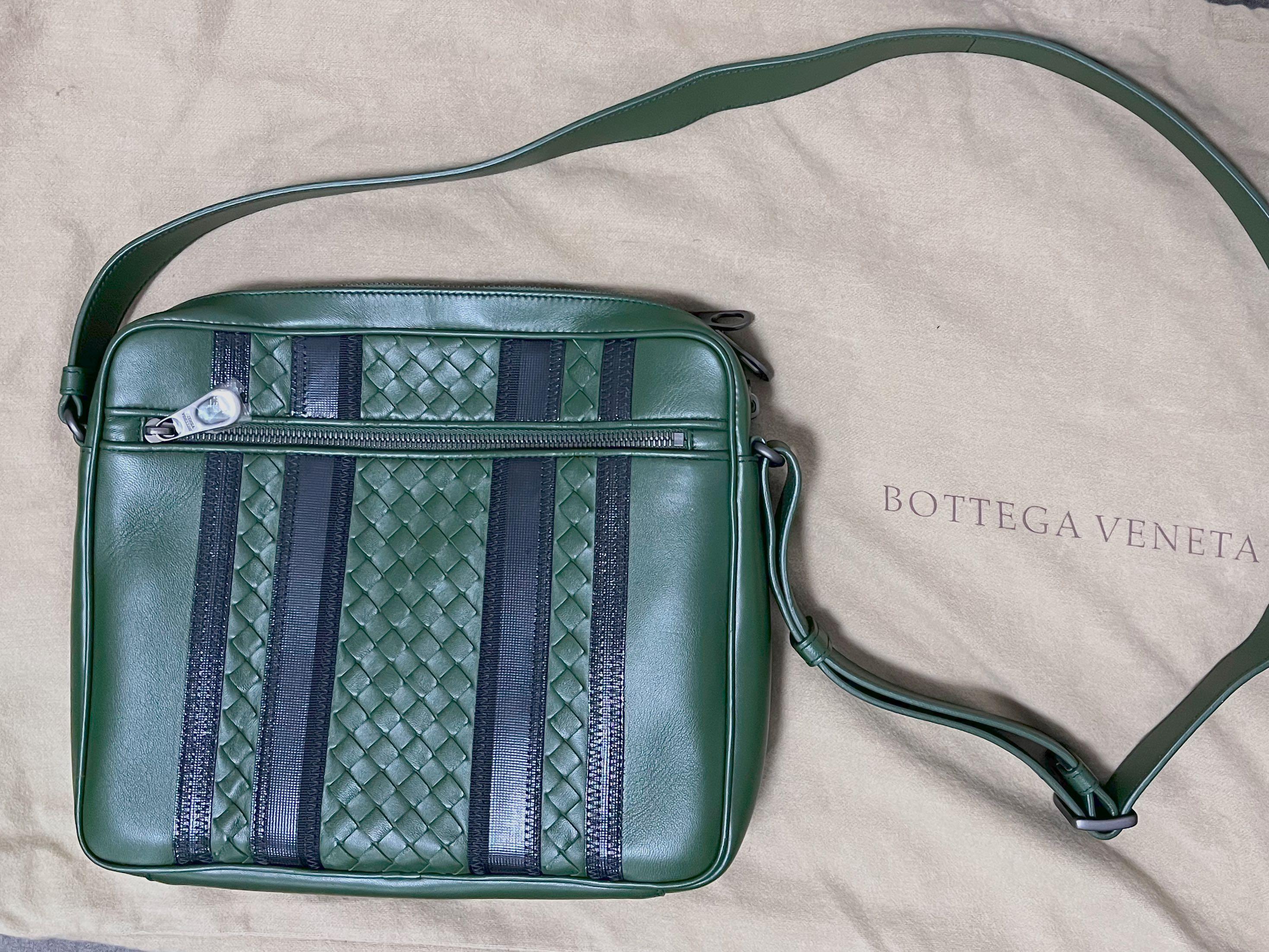 Bottega Veneta Mens Messenger Bag In Green